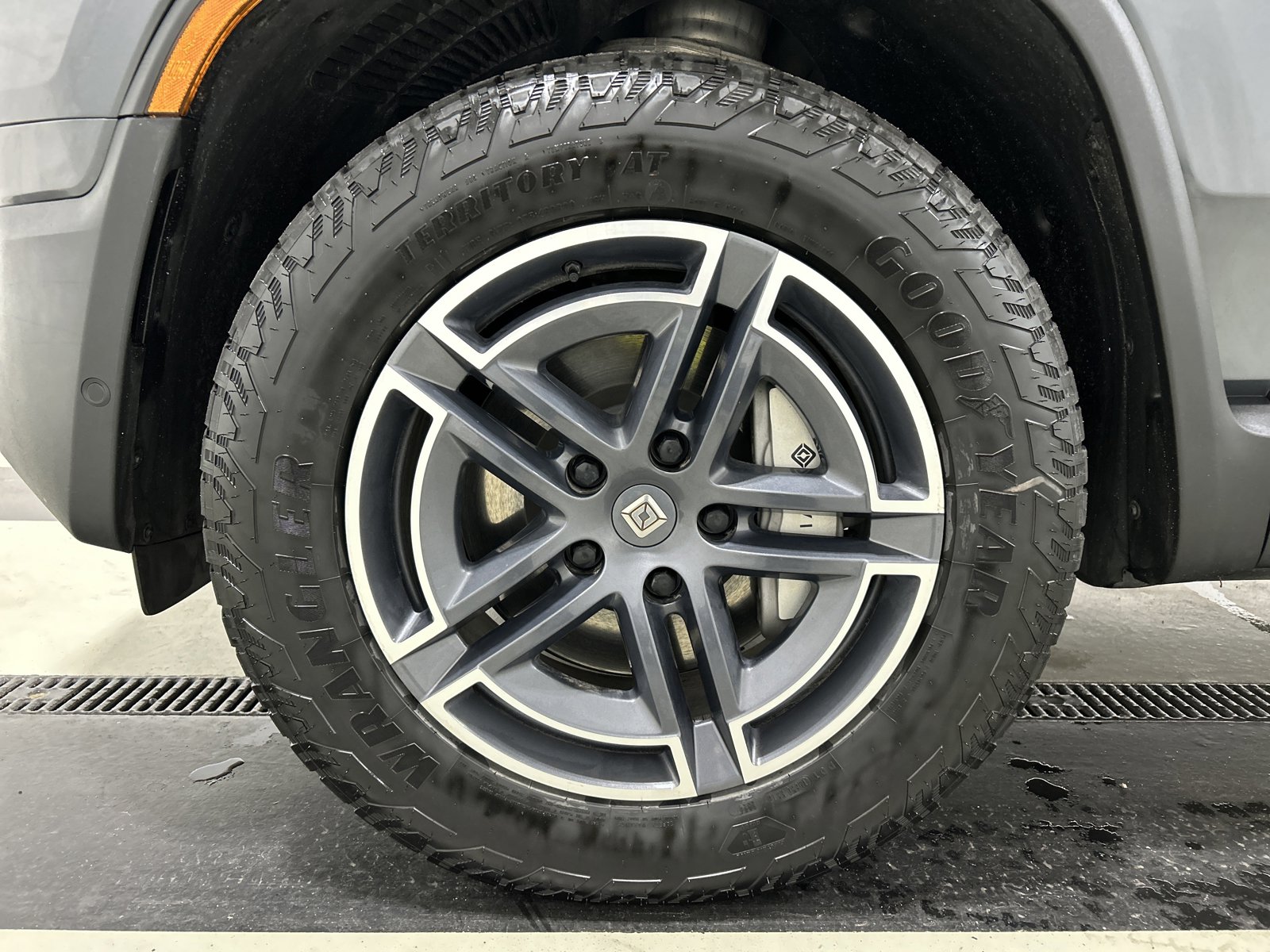 Used 2025 Rivian R1S Adventure image 9