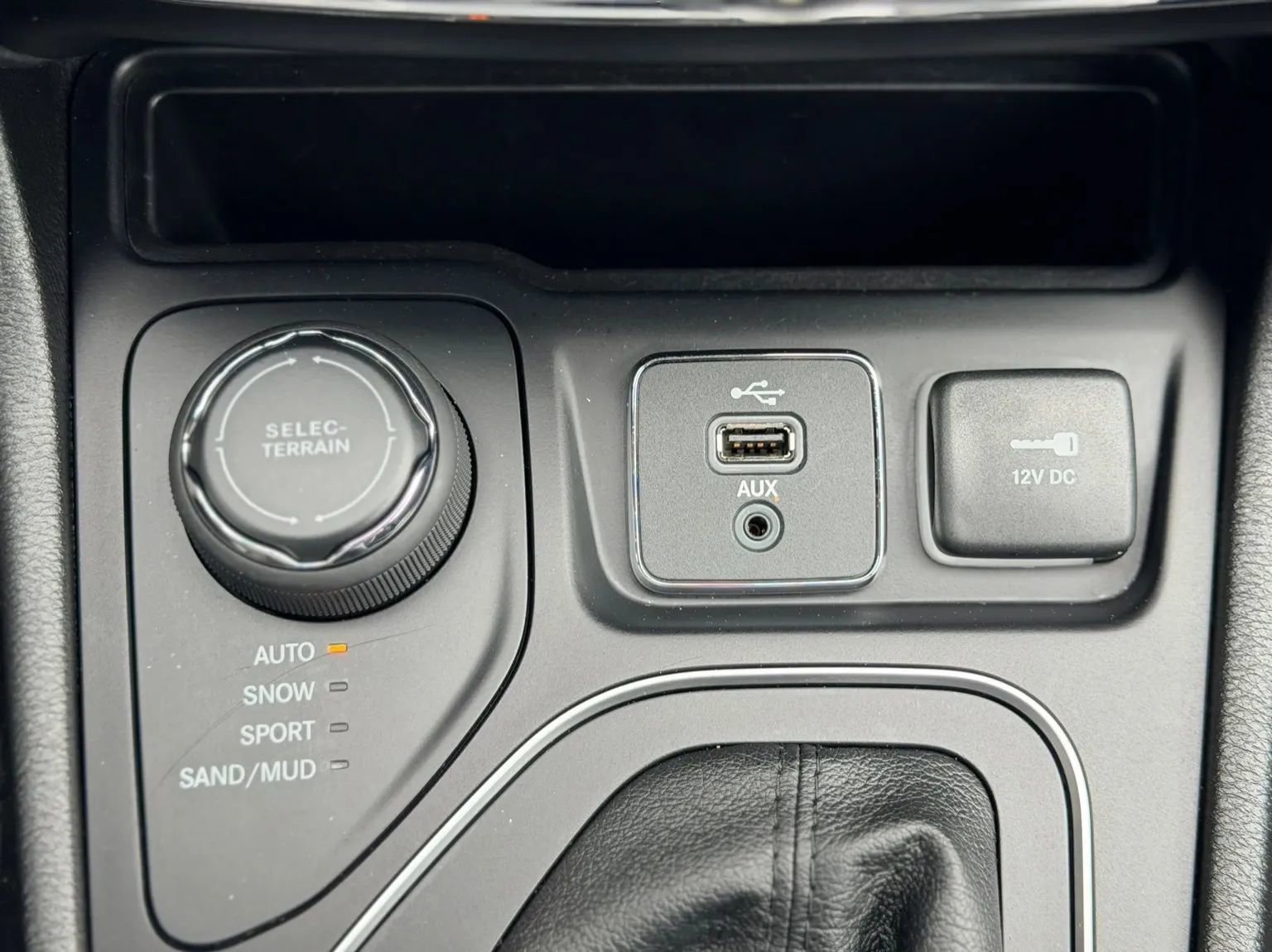 Used 2019 Jeep Cherokee Latitude Plus w/ Cold Weather Group AWD/4WD image 31