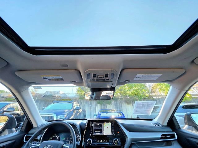 Used 2020 Toyota Highlander XLE AWD/4WD image 23