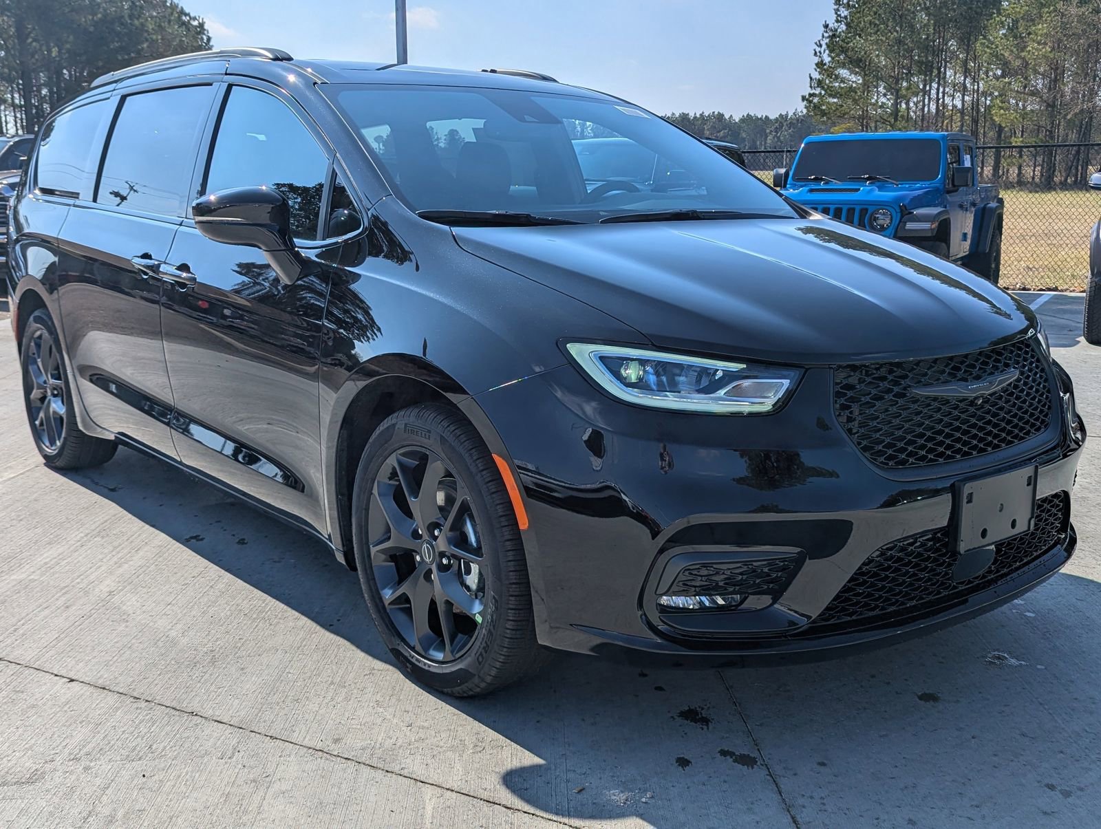 New 2026 Chrysler Pacifica Select image 2