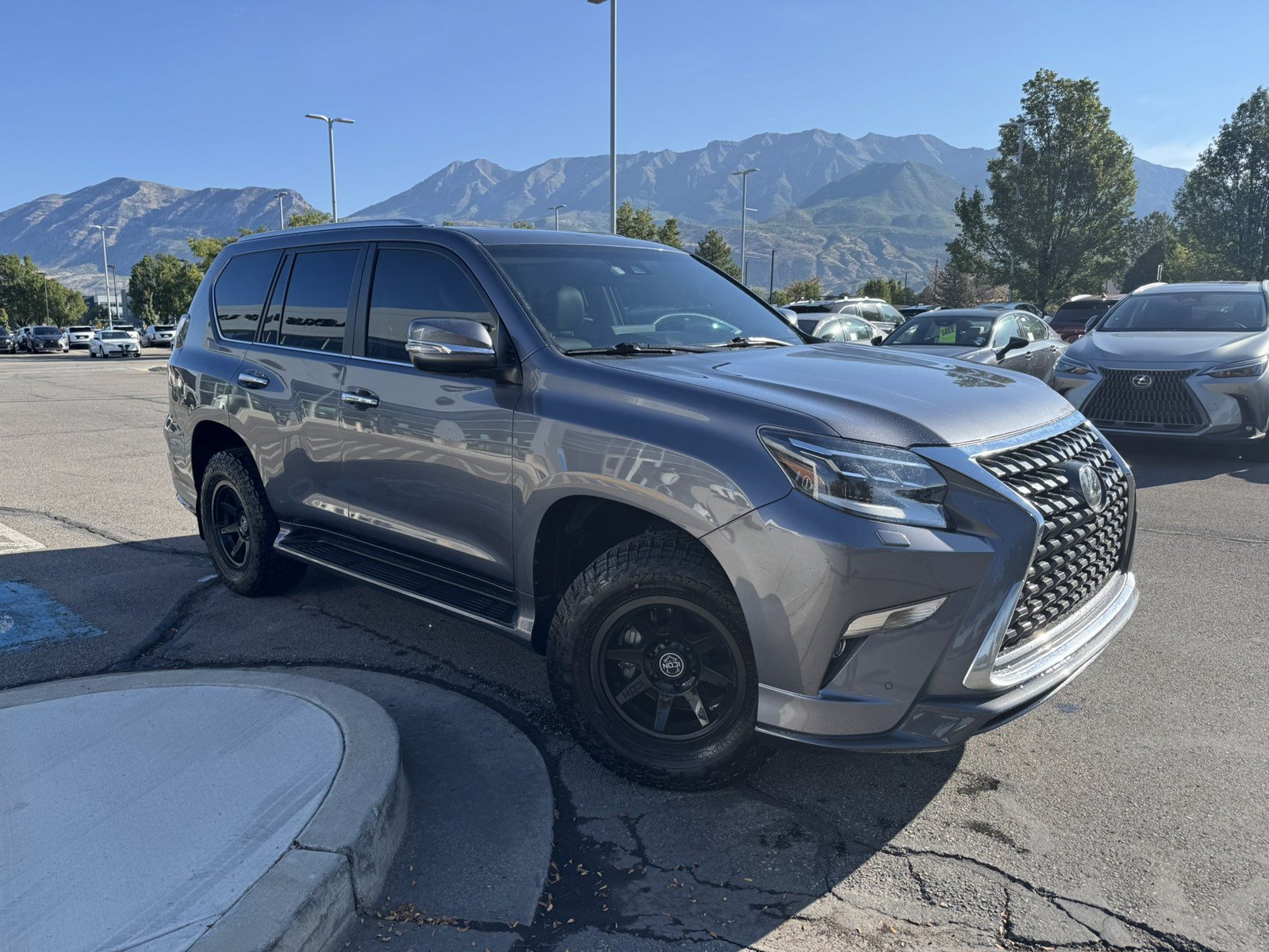 Used 2023 Lexus GX 460 Luxury w/ Sport Design Package AWD/4WD image 2