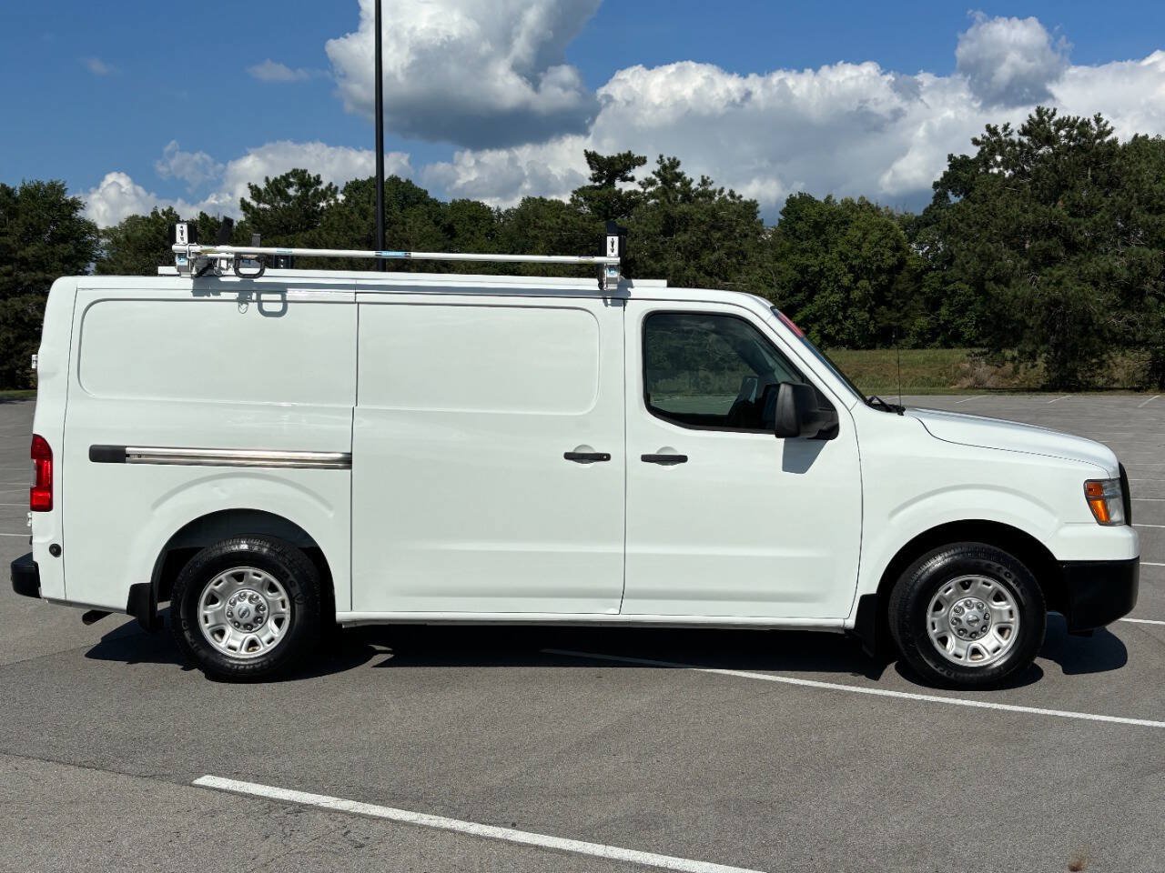 Used 2017 Nissan NV 2500 SV w/ Technology Package RWD image 2