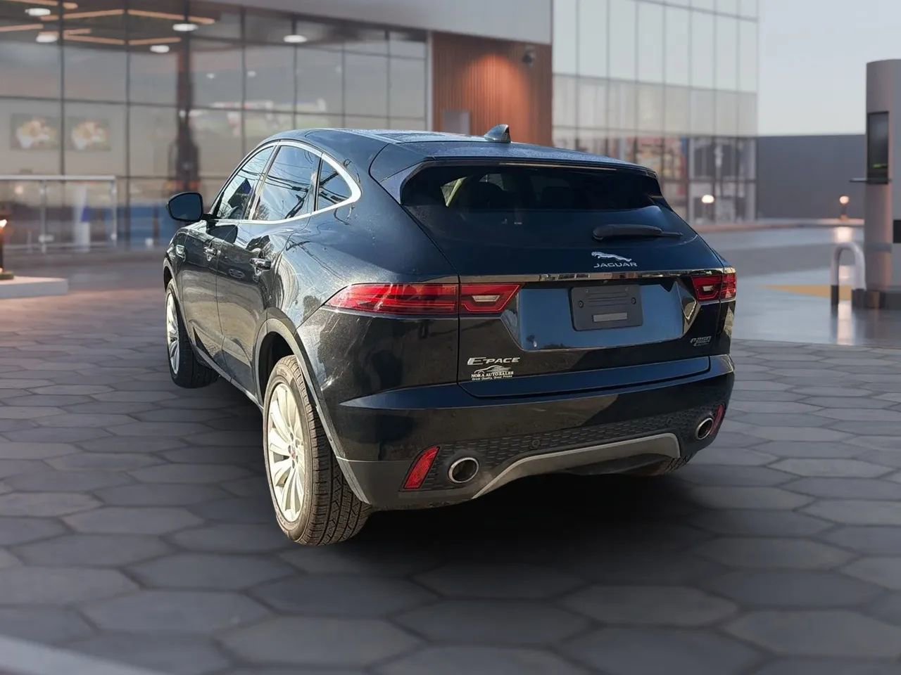 Used 2018 Jaguar E-PACE SE image 9