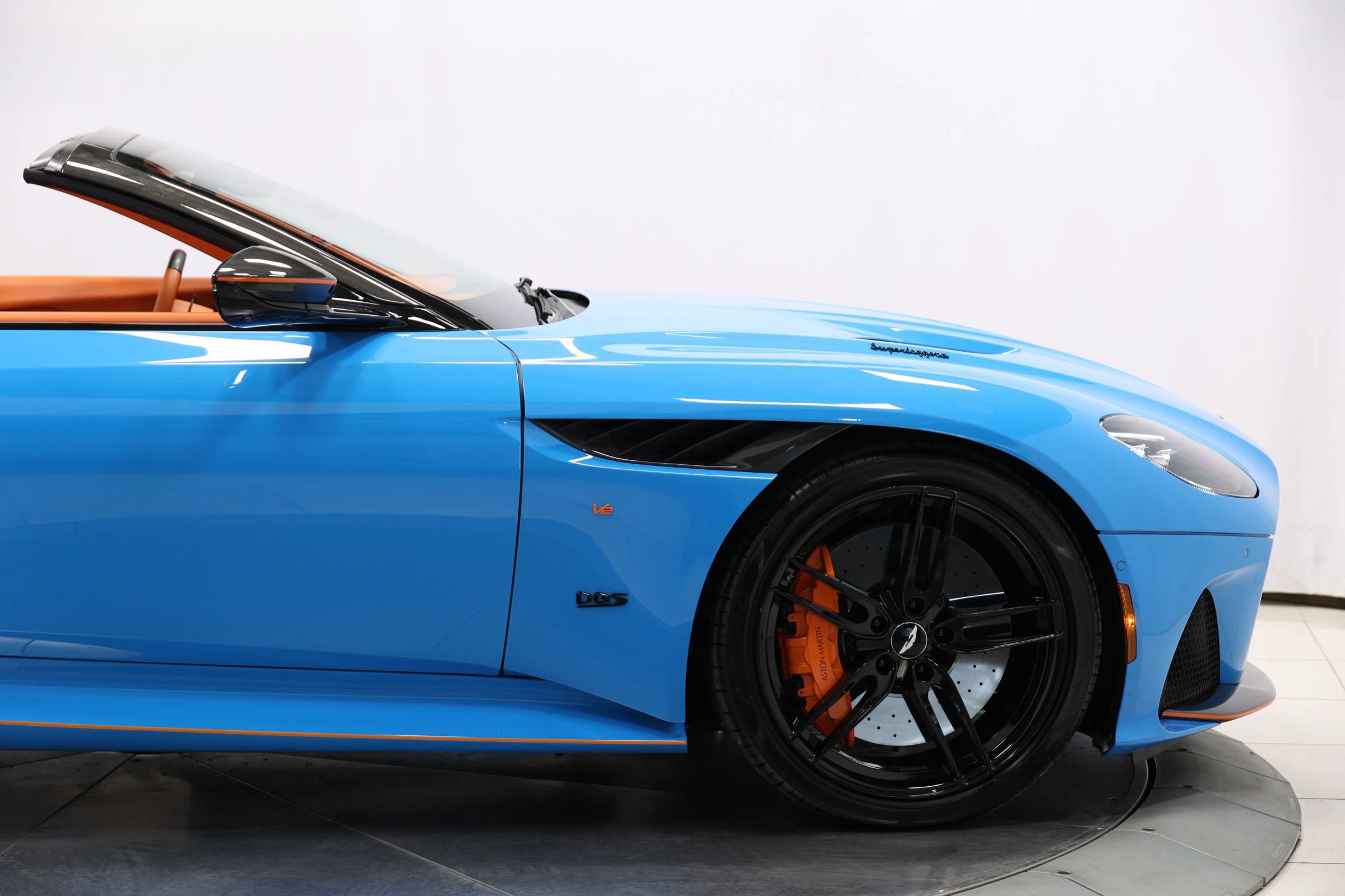 Used 2022 Aston Martin DBS Superleggera Volante RWD image 91