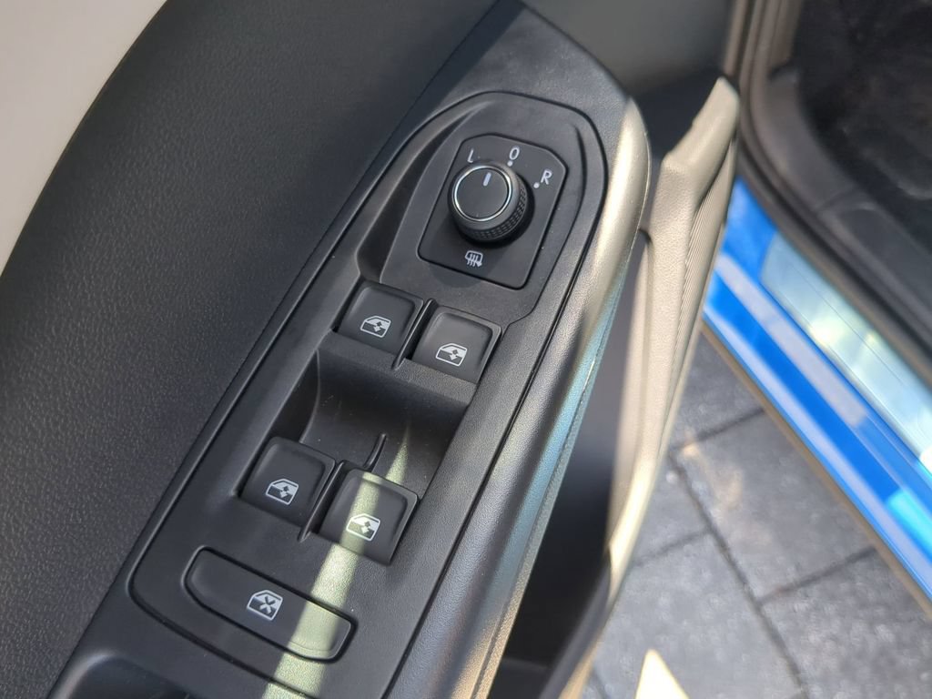 New 2026 Volkswagen Taos SE FWD image 17