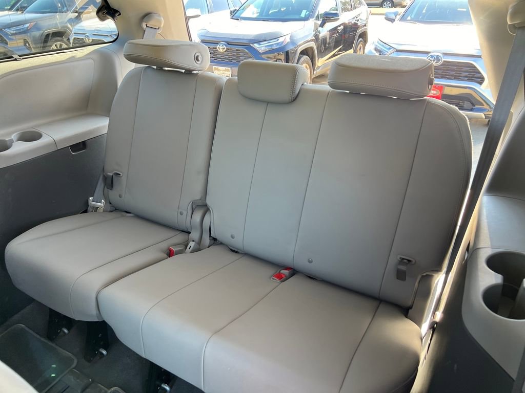 Used 2020 Toyota Sienna XLE w/ XLE Navigation Package image 18