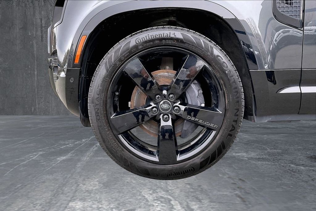 Used 2025 Land Rover Defender 130 X-Dynamic SE image 35