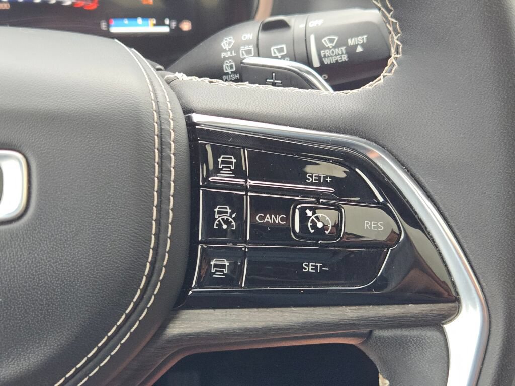 Certified 2023 Jeep Grand Cherokee Overland w/ Luxury Tech Group IV AWD/4WD image 38