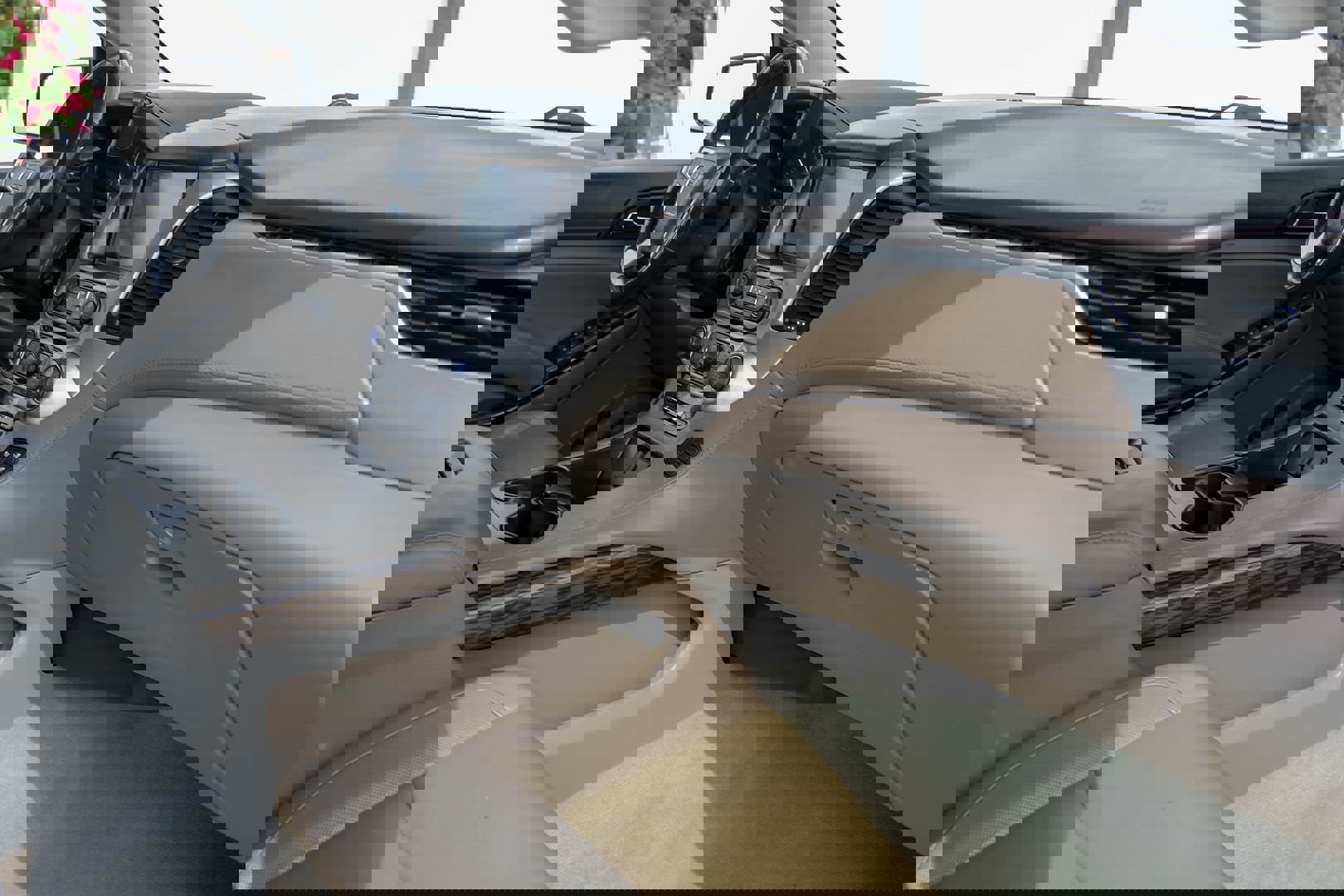 Used 2018 GMC Yukon SLT w/ Open Road Package image 11