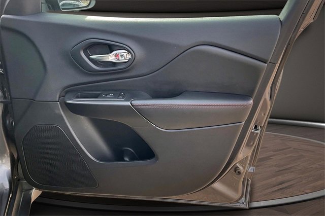 Used 2019 Jeep Cherokee Trailhawk image 22