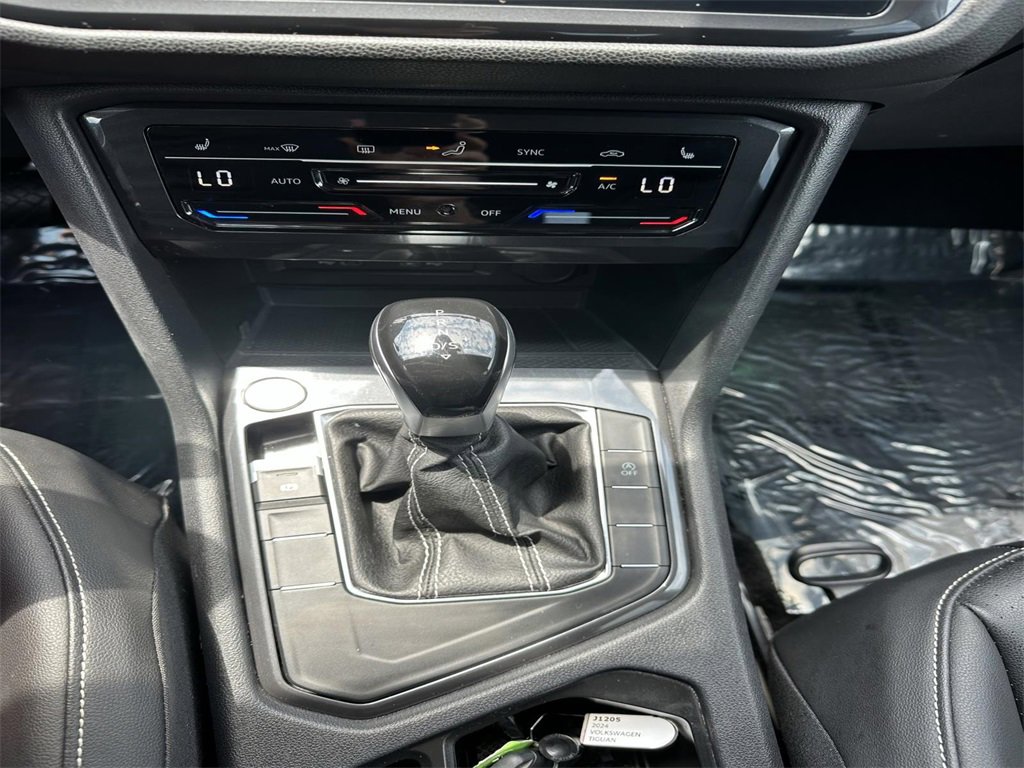Used 2024 Volkswagen Tiguan SE image 18