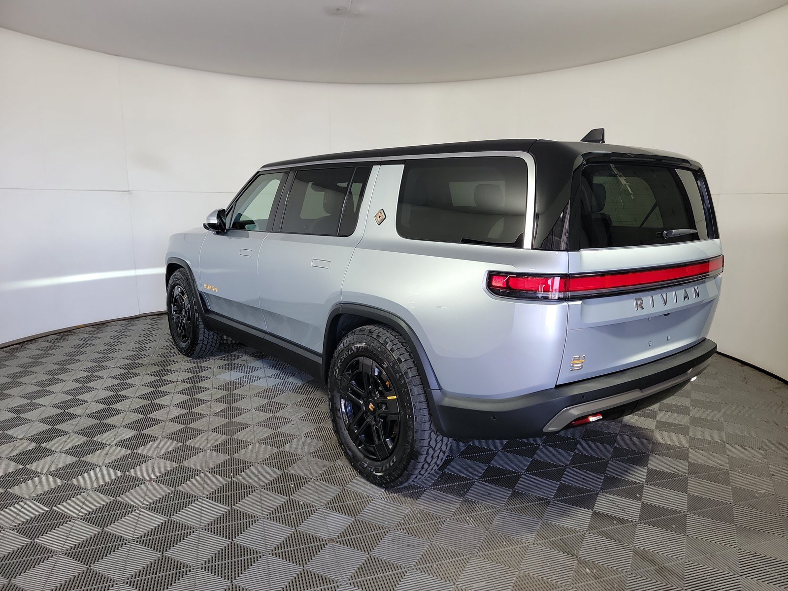 Used 2023 Rivian R1S Adventure AWD/4WD image 3