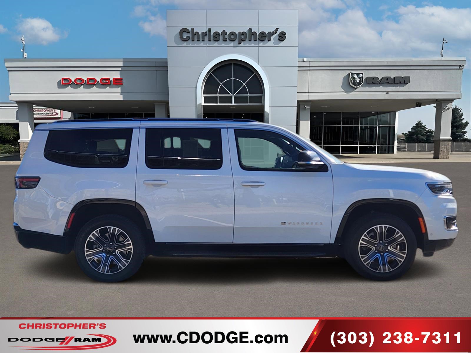 Used 2025 Jeep Wagoneer 4WD image 2