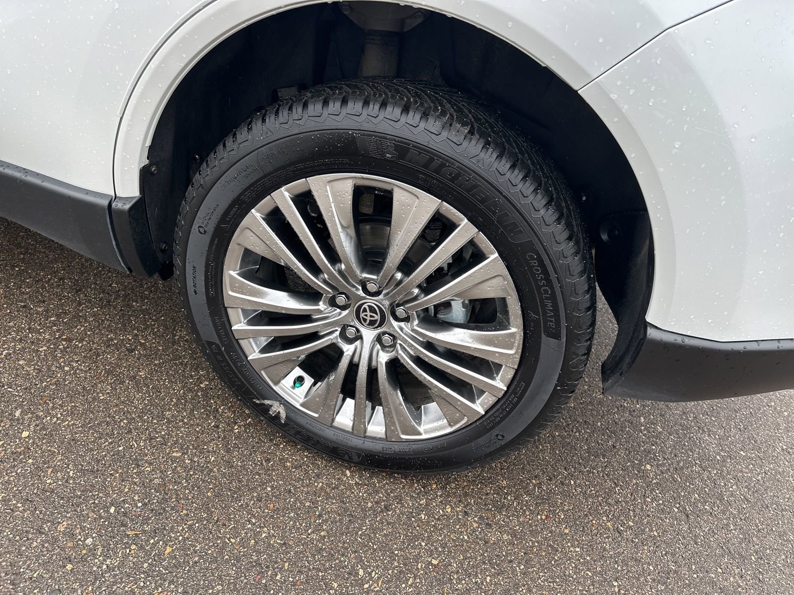 Used 2023 Toyota Venza XLE AWD/4WD image 8