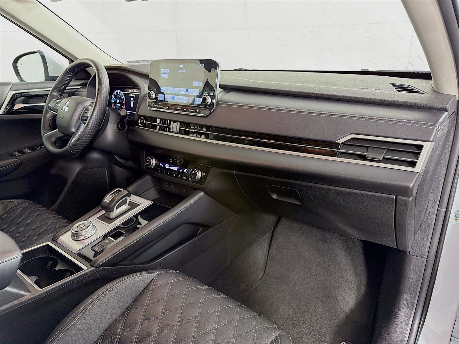 Used 2023 Mitsubishi Outlander SEL image 29