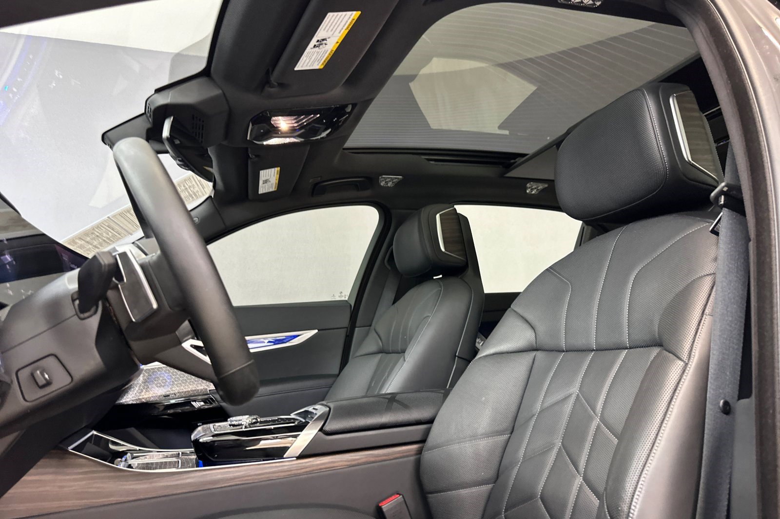Certified 2023 BMW i7 xDrive60 w/ Executive Package 2 AWD/4WD image 14