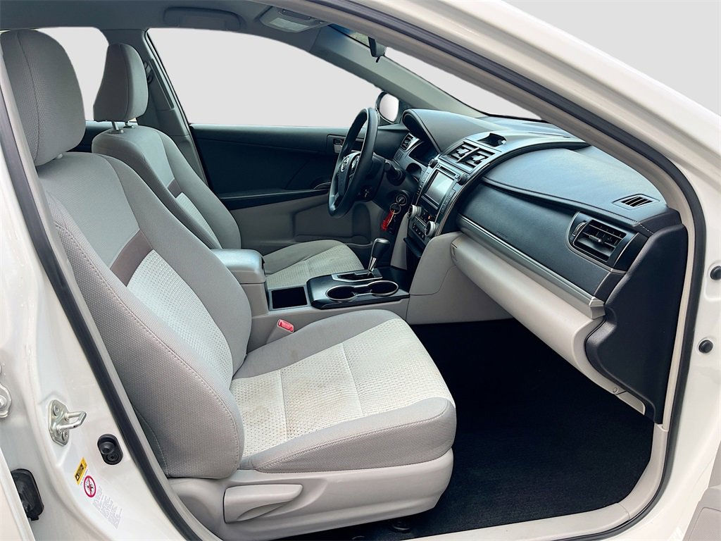 Used 2013 Toyota Camry L image 28