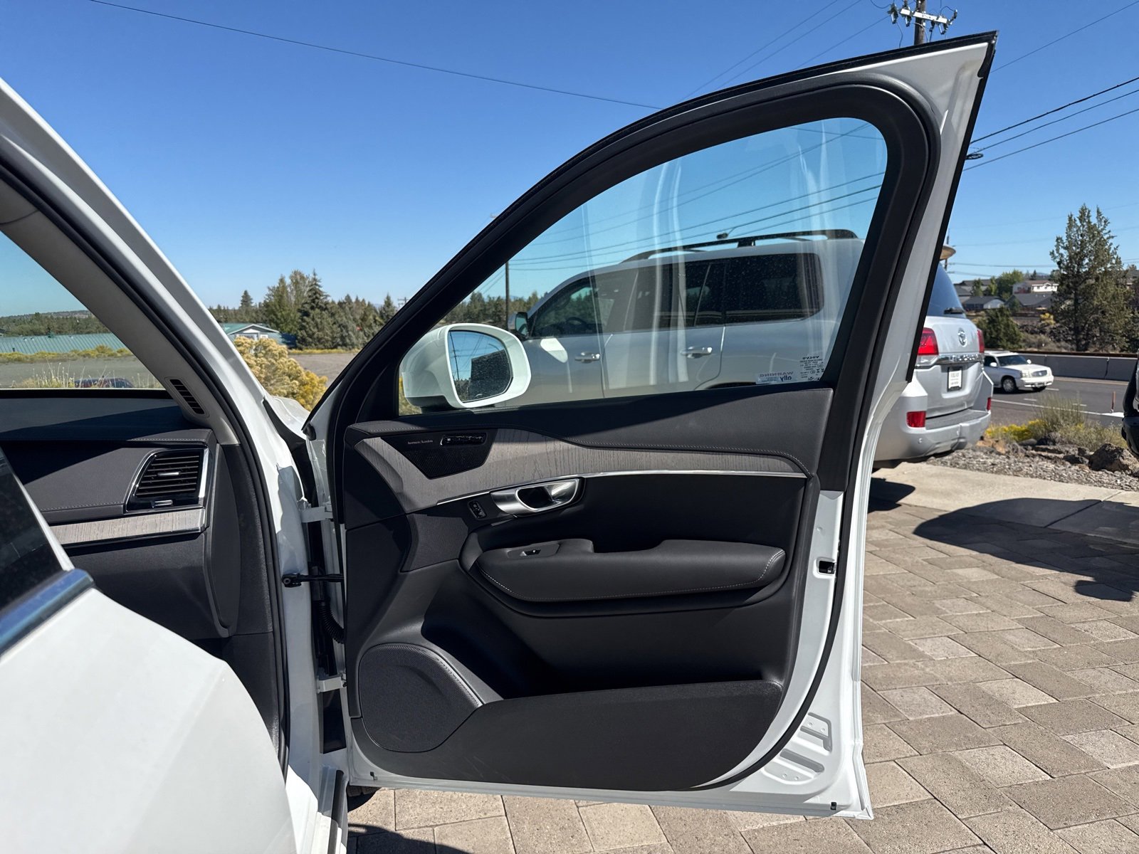 Used 2025 Volvo XC90 T8 Ultra w/ Protection Package Premier image 16