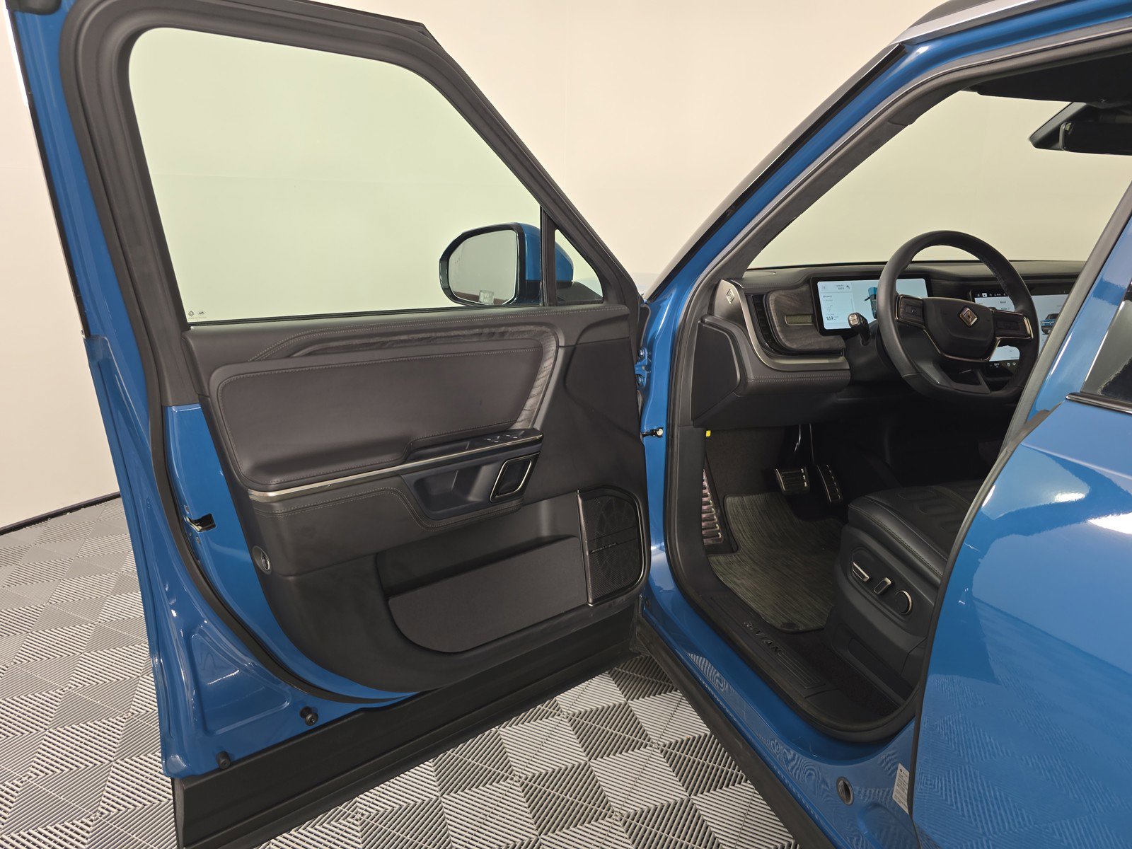 Used 2022 Rivian R1S Launch Edition image 16
