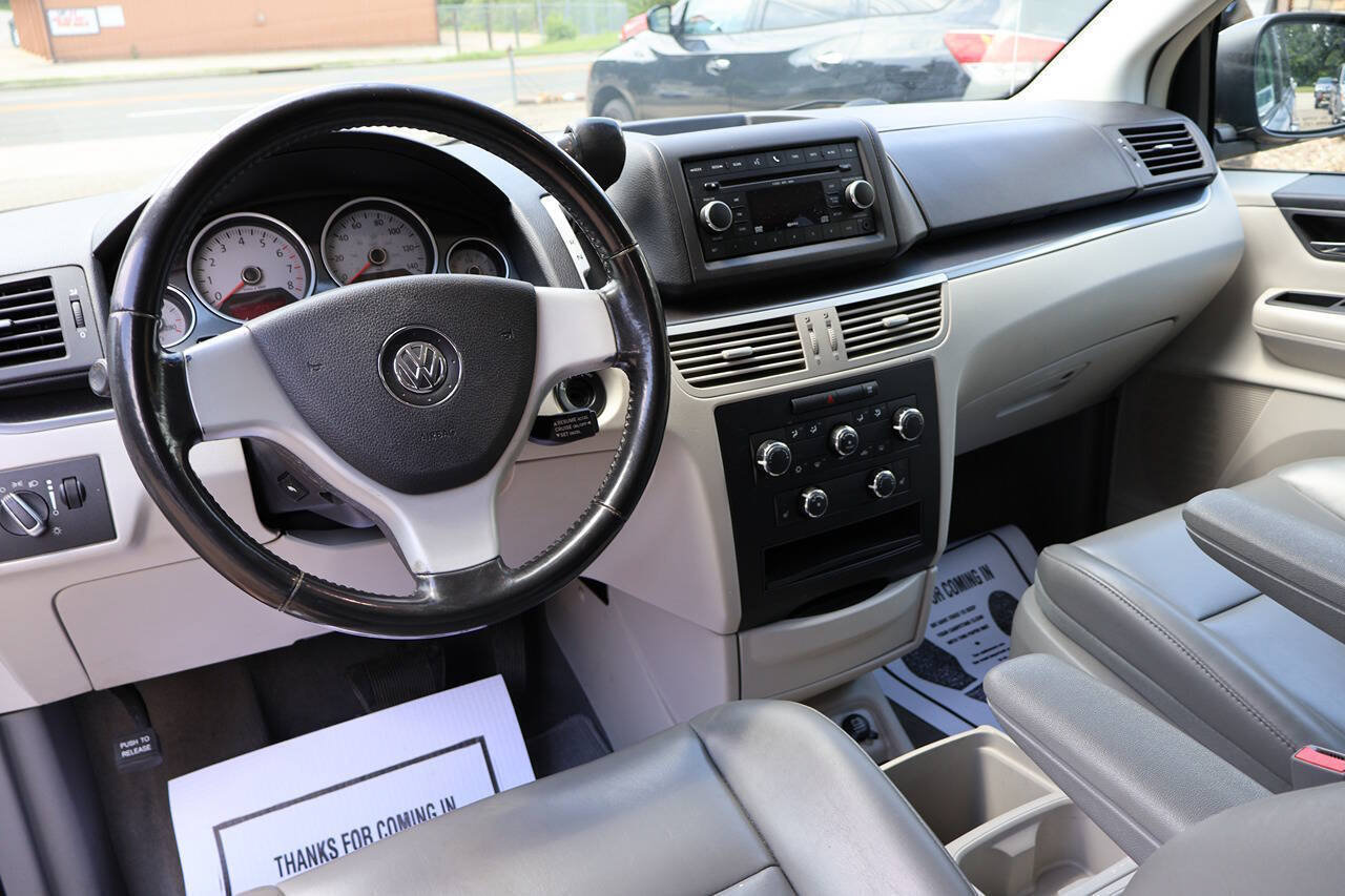 Used 2010 Volkswagen Routan SE FWD image 19