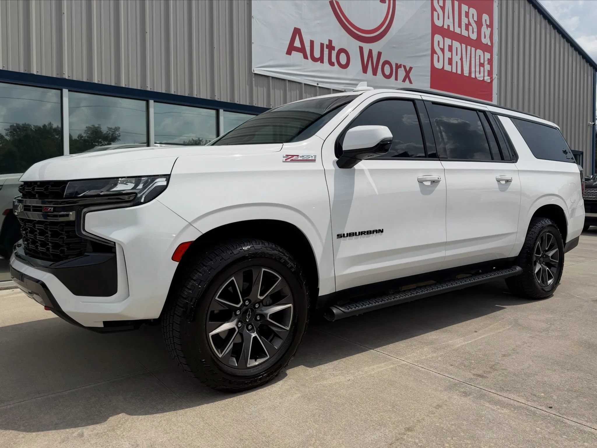 Used 2021 Chevrolet Suburban Z71 w/ Luxury Package AWD/4WD image 2