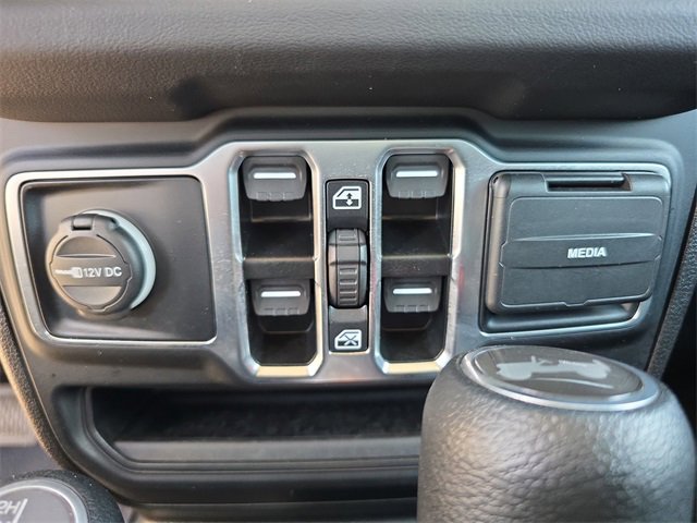 Used 2025 Jeep Wrangler Sahara image 16