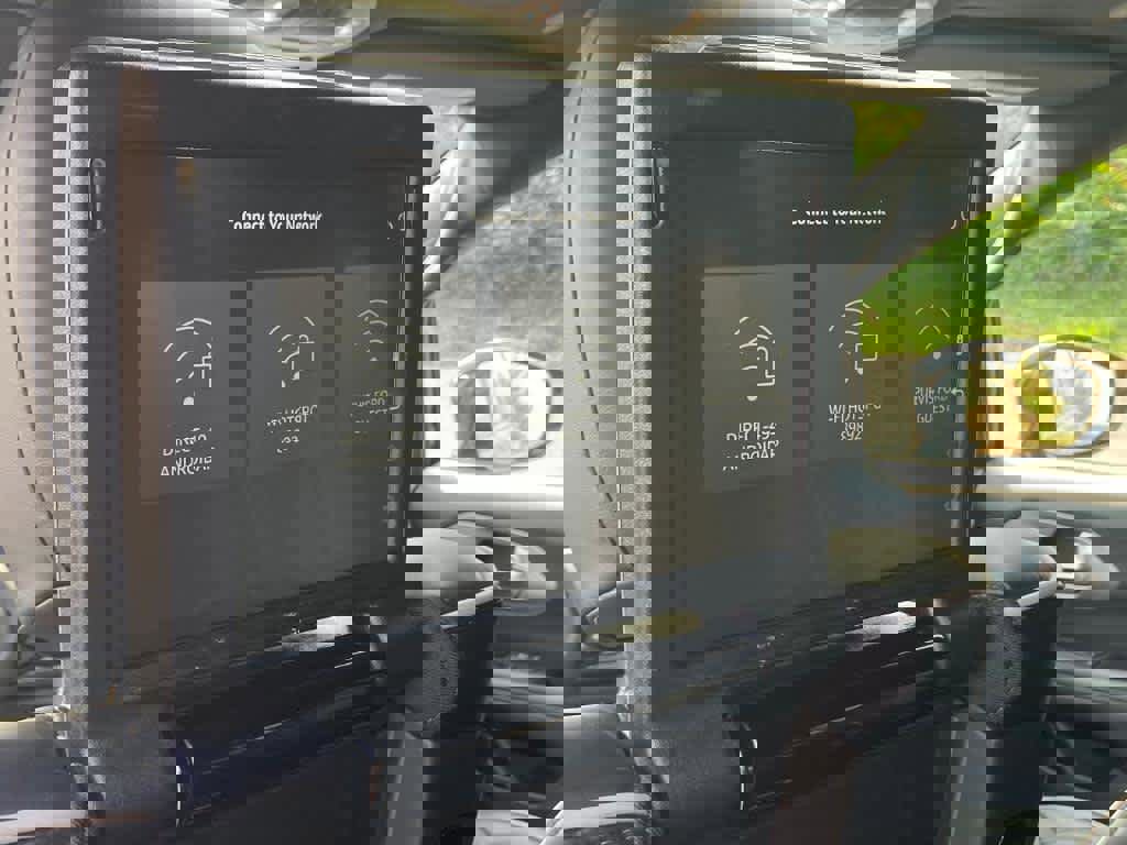 Used 2023 Chrysler Pacifica Limited w/ Uconnect Theater Family Group image 24