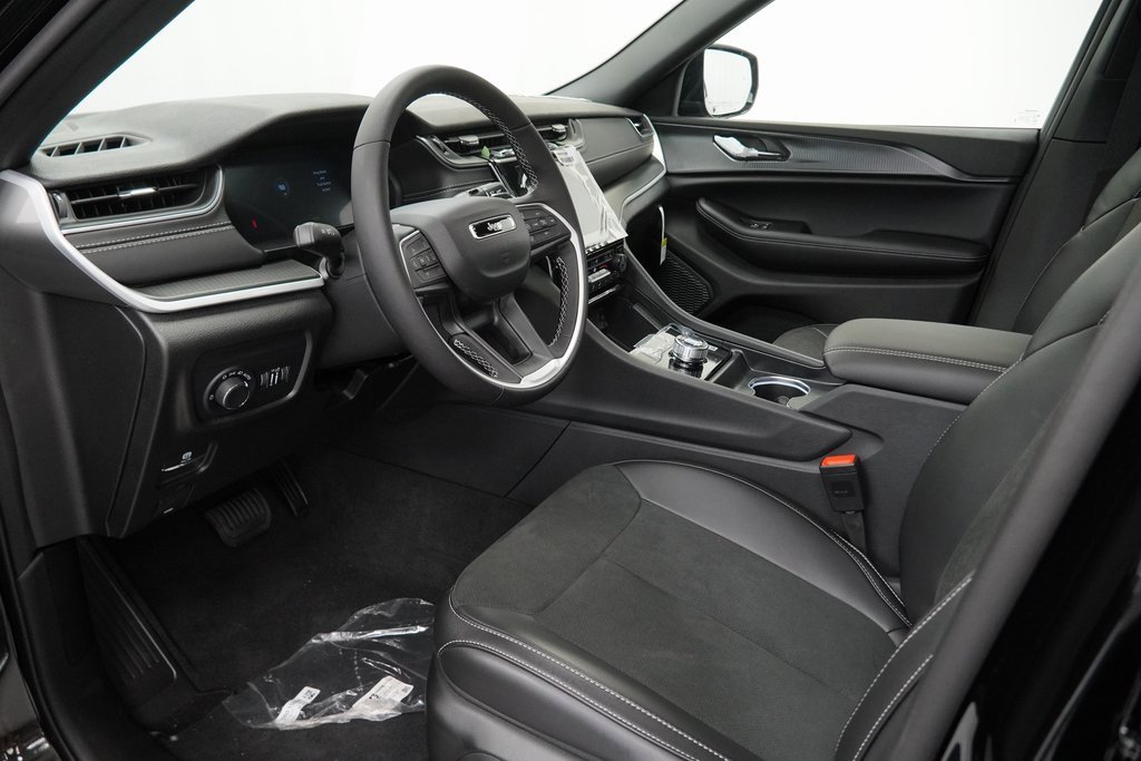 New 2025 Jeep Grand Cherokee Laredo image 16