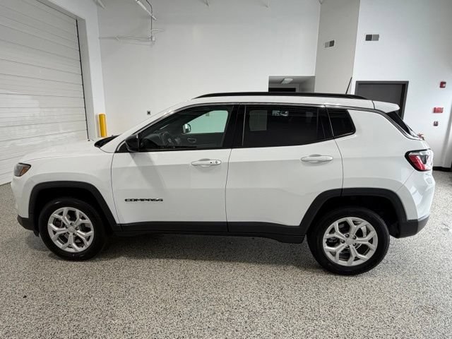 Used 2024 Jeep Compass Latitude w/ Convenience Group AWD/4WD image 34