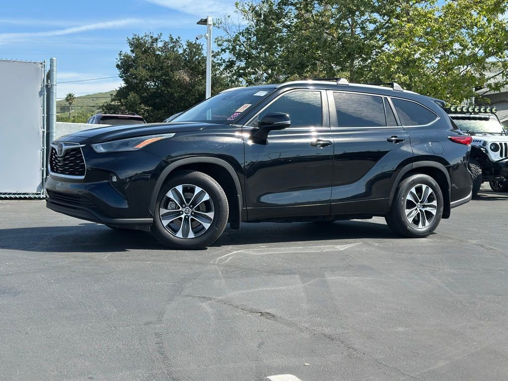 Used 2023 Toyota Highlander XLE image 1