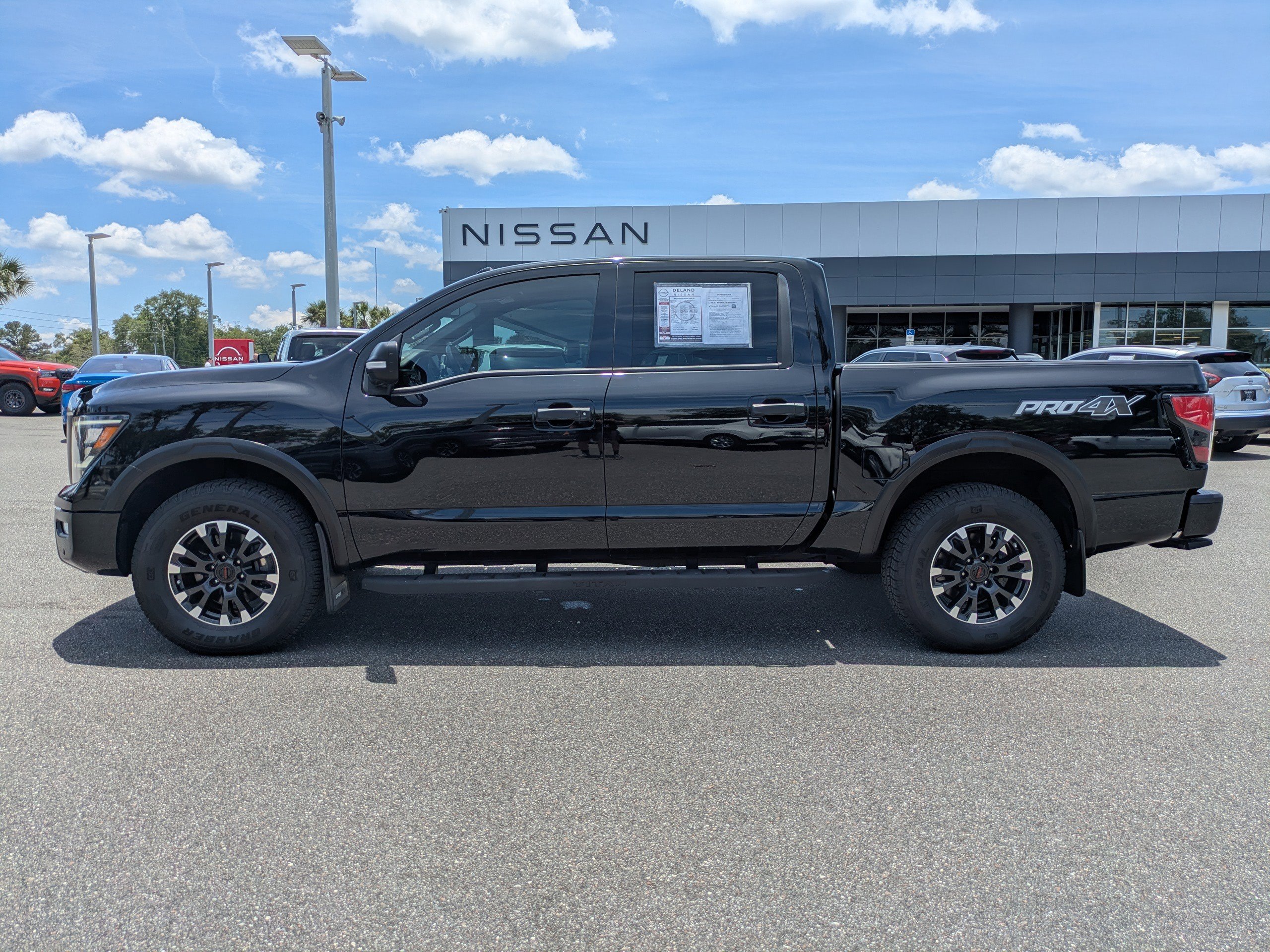 Used 2021 Nissan Titan PRO-4X w/ Pro-4x Convenience Package AWD/4WD image 7
