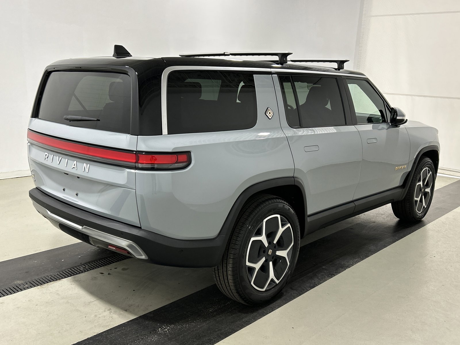 Used 2024 Rivian R1S Adventure AWD/4WD image 5