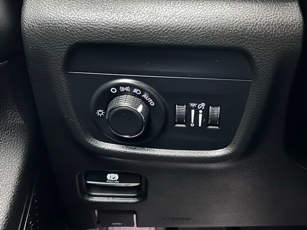 Used 2024 Jeep Grand Cherokee Laredo image 25