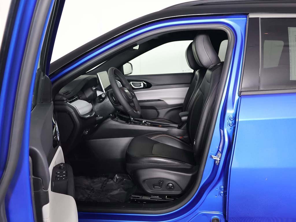 Used 2023 Jeep Compass Limited image 29