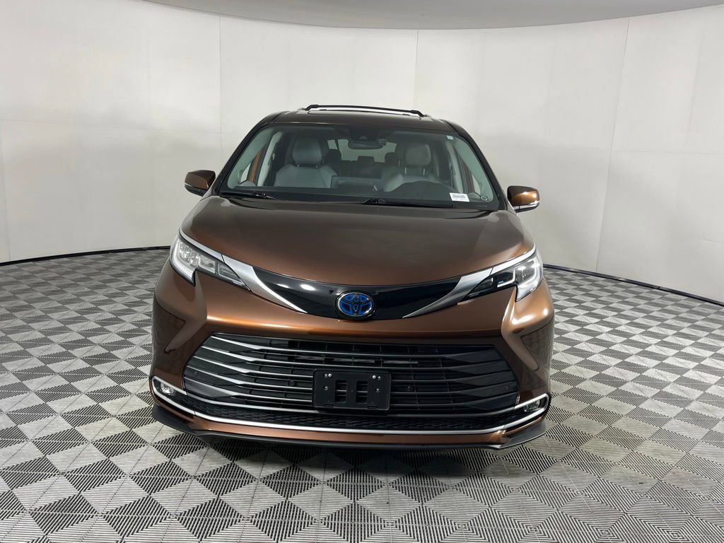 Used 2024 Toyota Sienna Limited image 9
