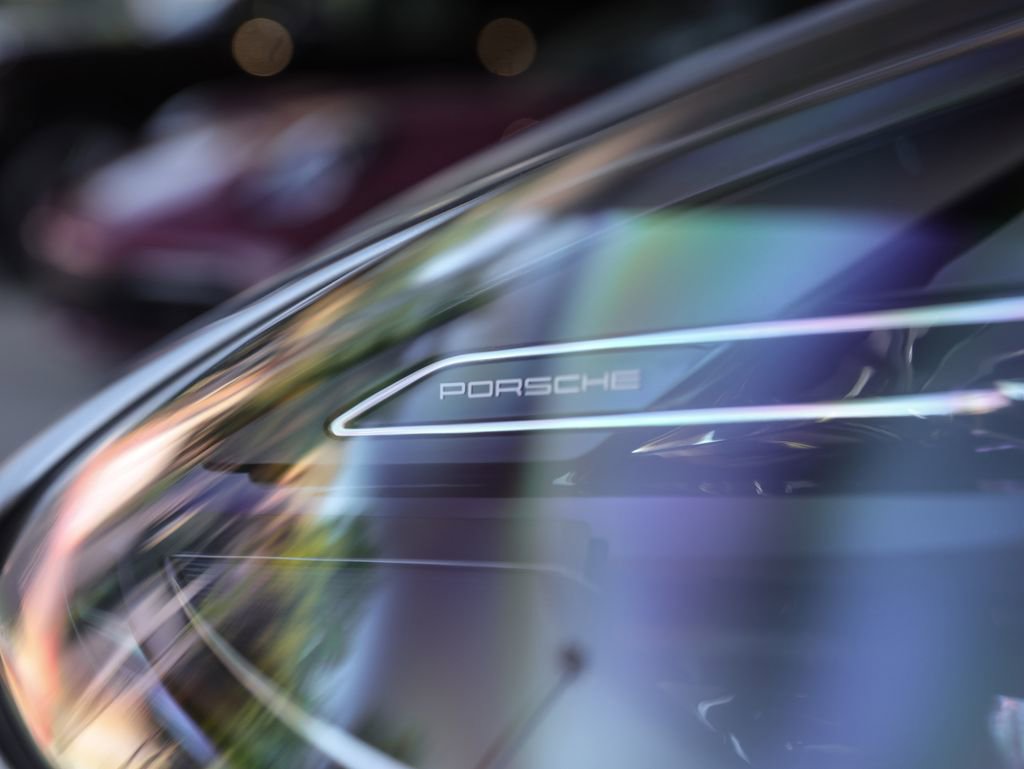 Certified 2025 Porsche Macan image 12