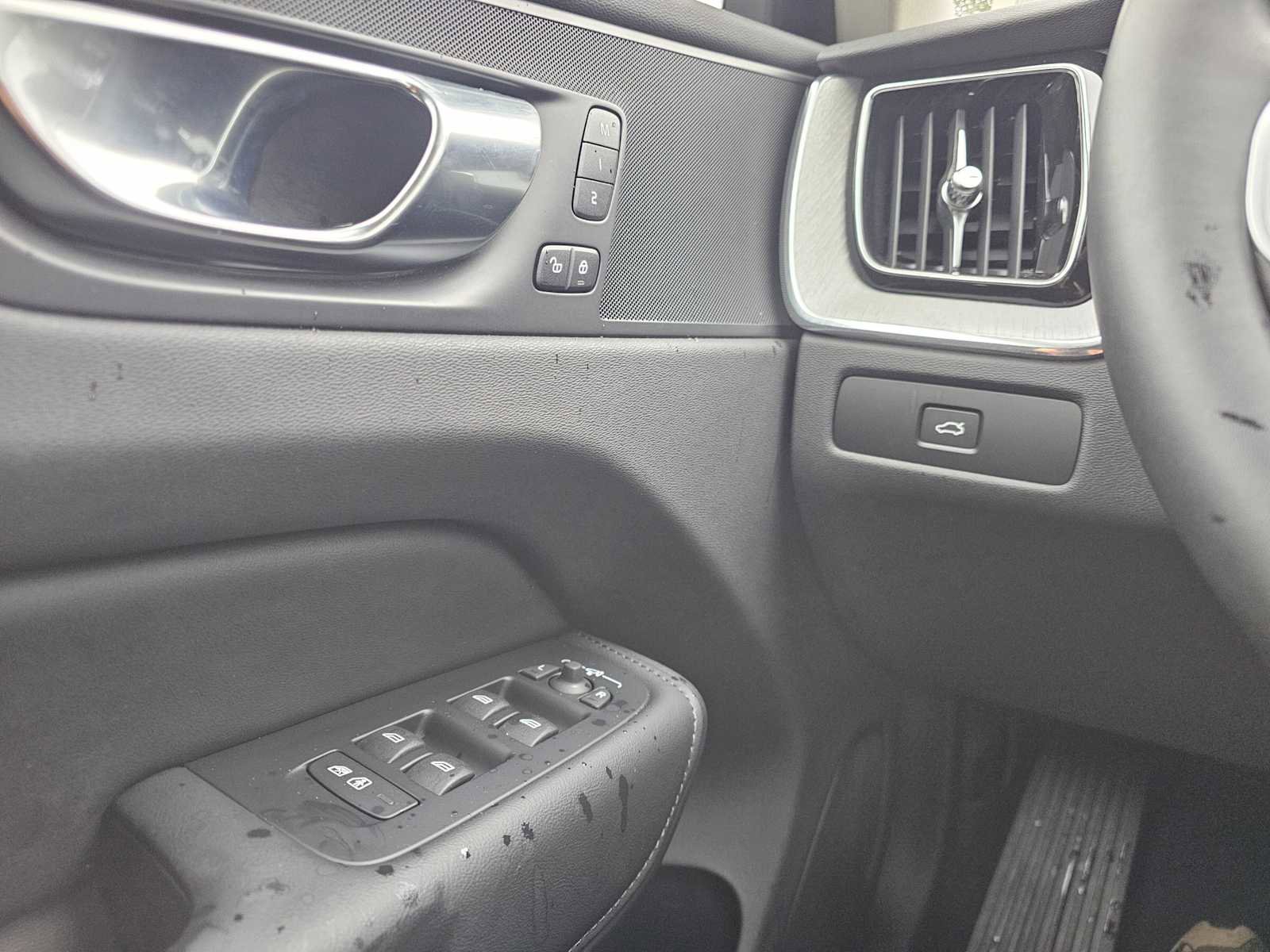 Certified 2025 Volvo XC60 B5 Plus image 33