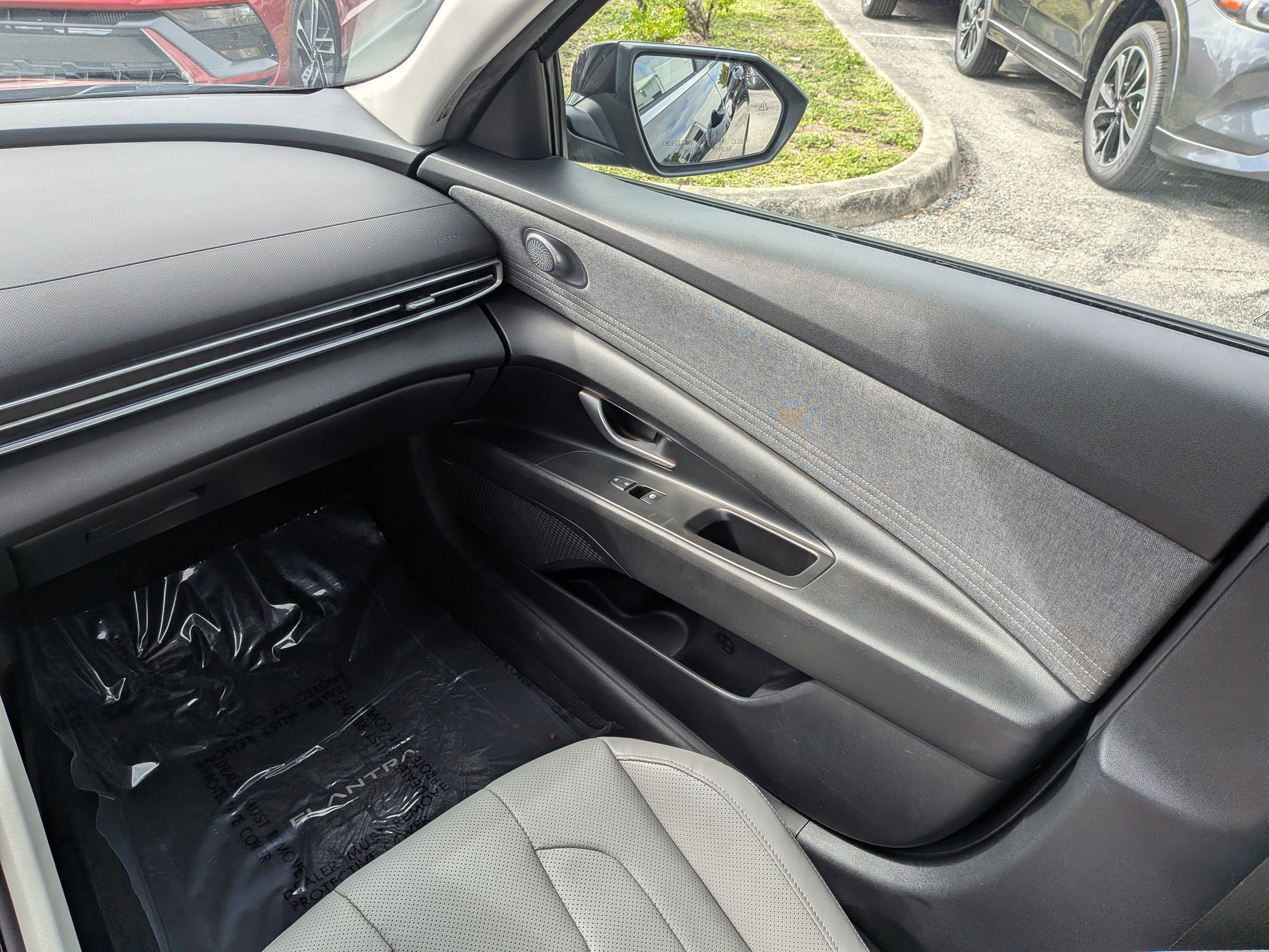 Used 2022 Hyundai Elantra Limited w/ Preferred Accessory Package image 17