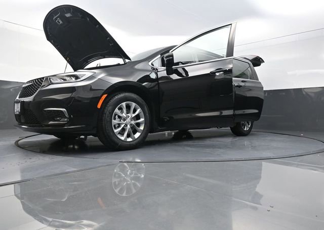 New 2026 Chrysler Pacifica Limited image 29