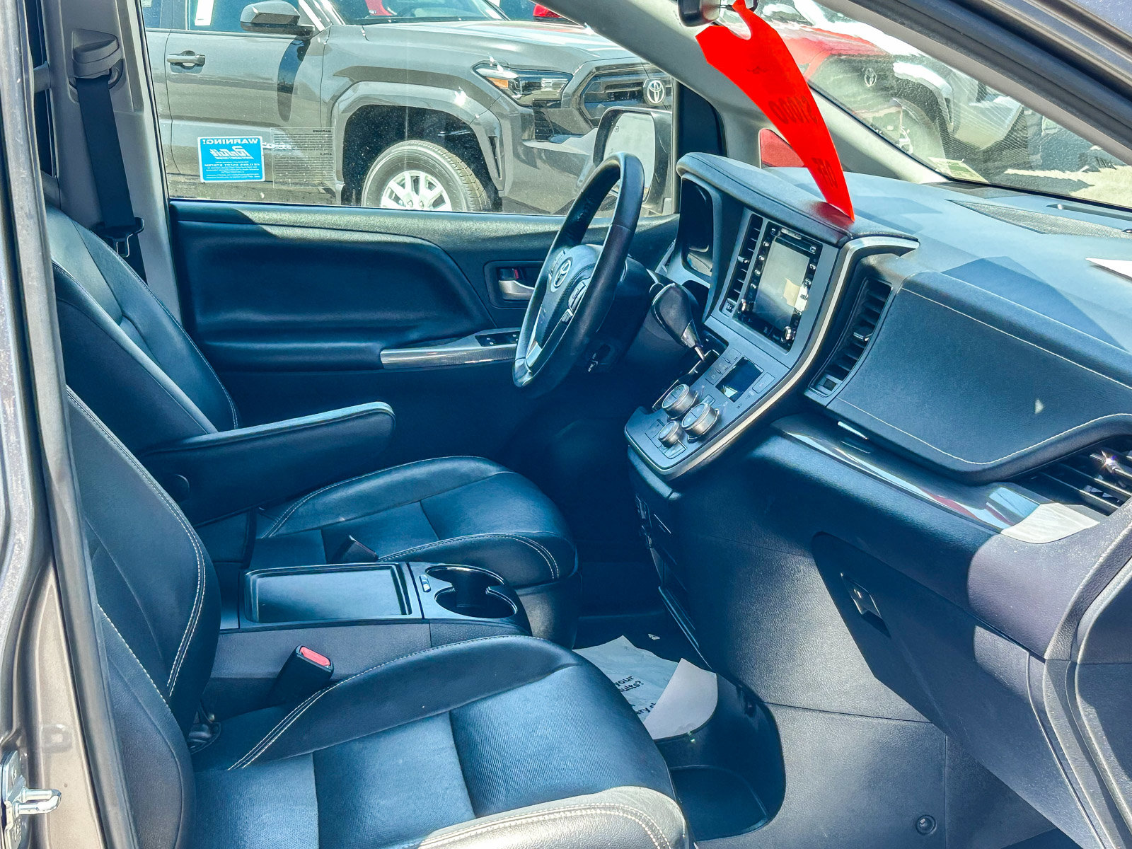 Used 2020 Toyota Sienna SE w/ SE Preferred Package FWD image 15