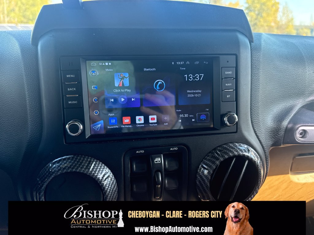 Used 2015 Jeep Wrangler Unlimited Sahara w/ Dual Top Group AWD/4WD image 19