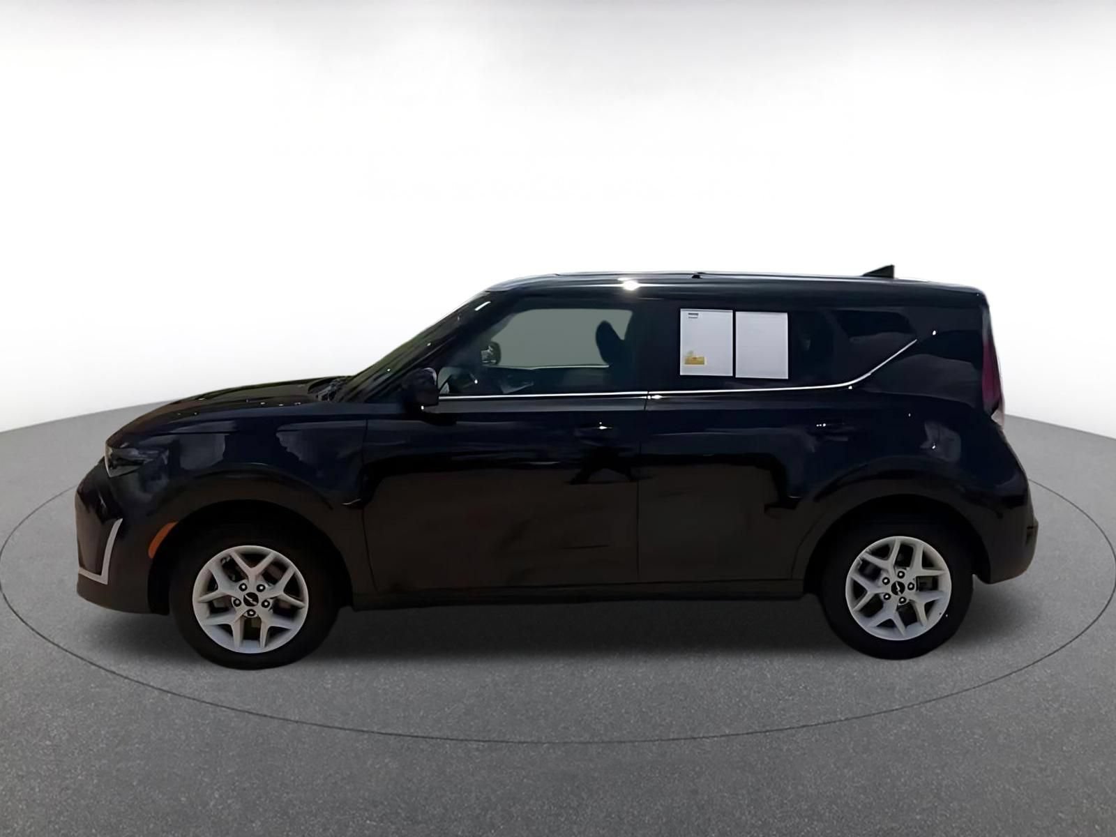 Used 2025 Kia Soul LX w/ LX Technology Package FWD image 8