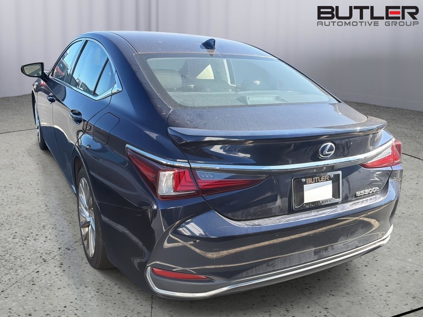 Used 2020 Lexus ES 300h Ultra Luxury w/ Accessory Package 2 FWD image 8