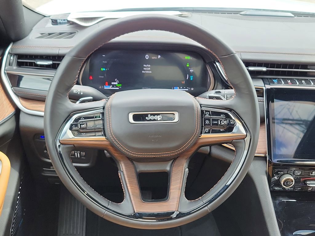 Used 2022 Jeep Grand Cherokee Summit w/ Advanced Protech Group IV AWD/4WD image 11