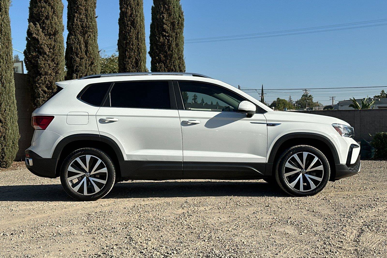 Used 2022 Volkswagen Taos SE FWD image 2
