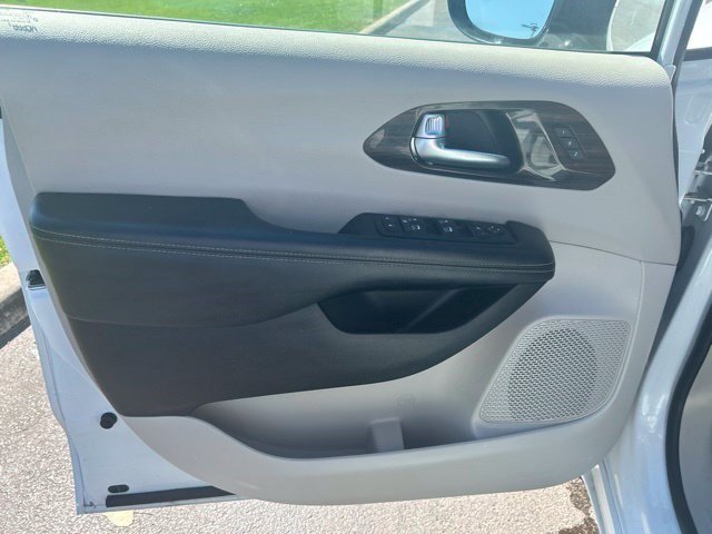 Used 2023 Chrysler Pacifica Limited FWD image 11