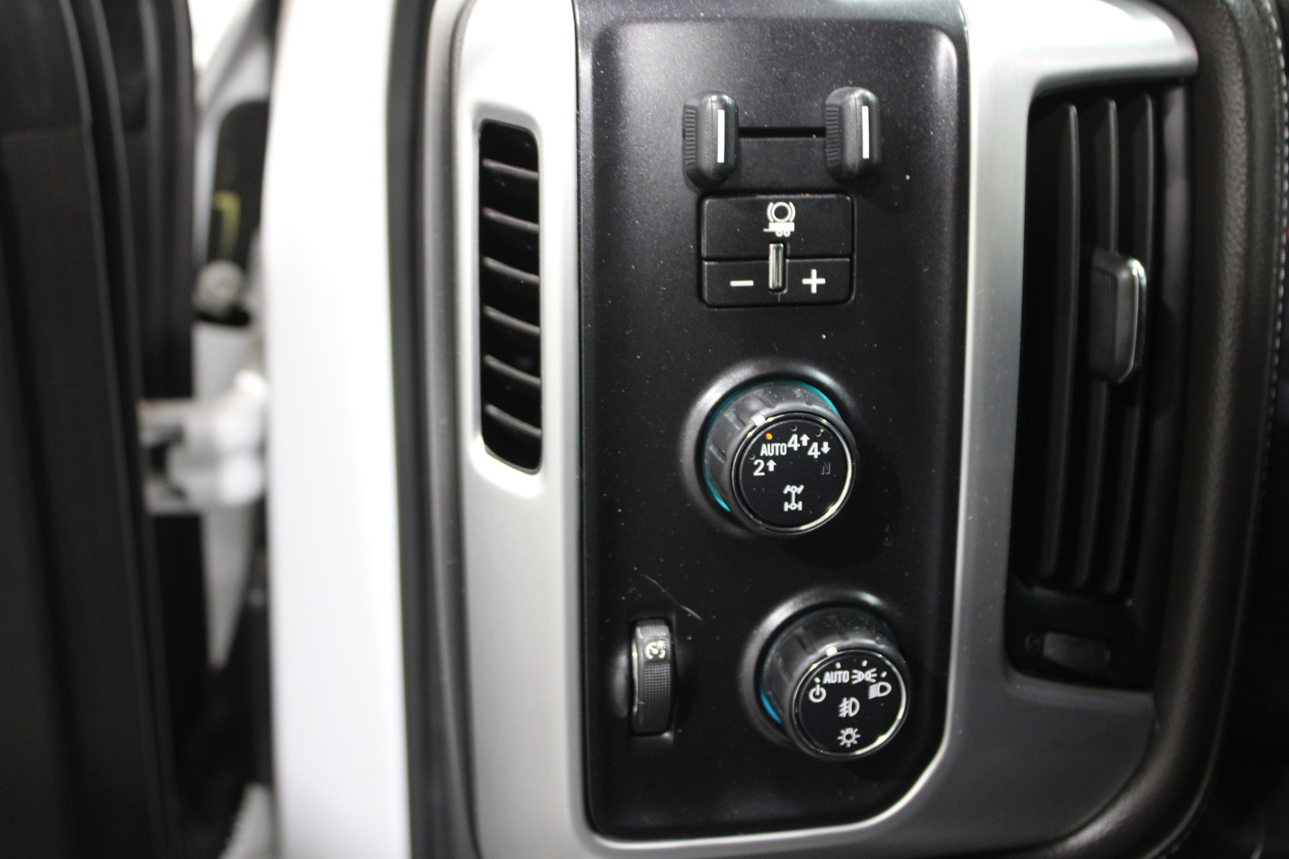 Used 2018 GMC Sierra 1500 SLT w/ SLT Premium Package image 9