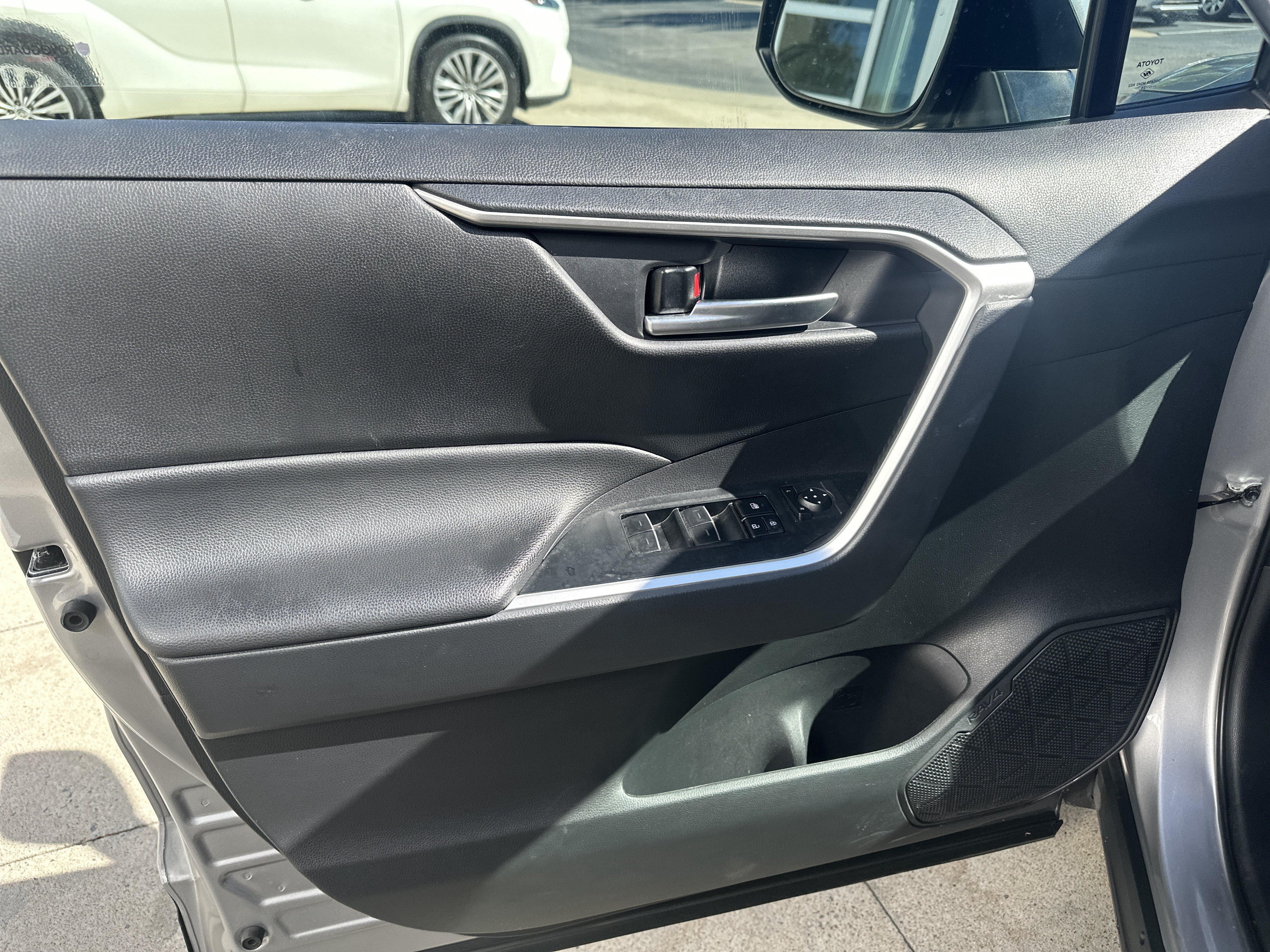 Used 2025 Toyota RAV4 XLE AWD/4WD image 5