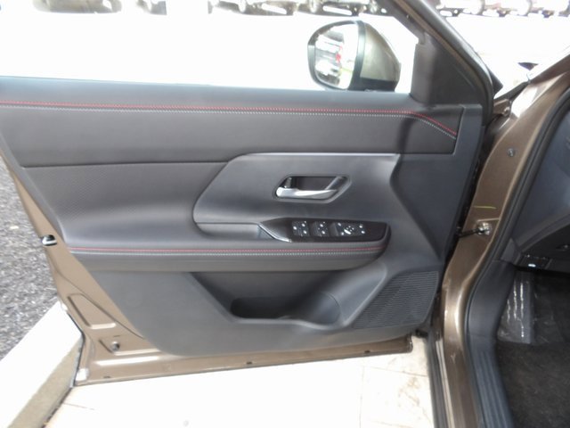 Used 2025 Nissan Kicks SR image 17