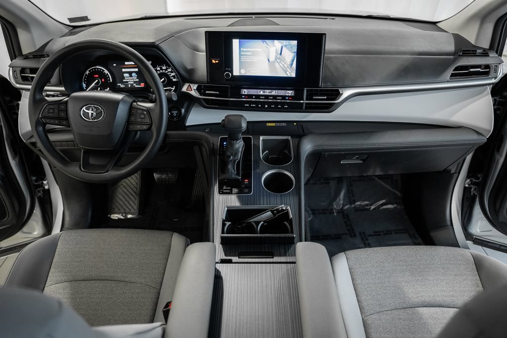 Used 2025 Toyota Sienna LE FWD image 18